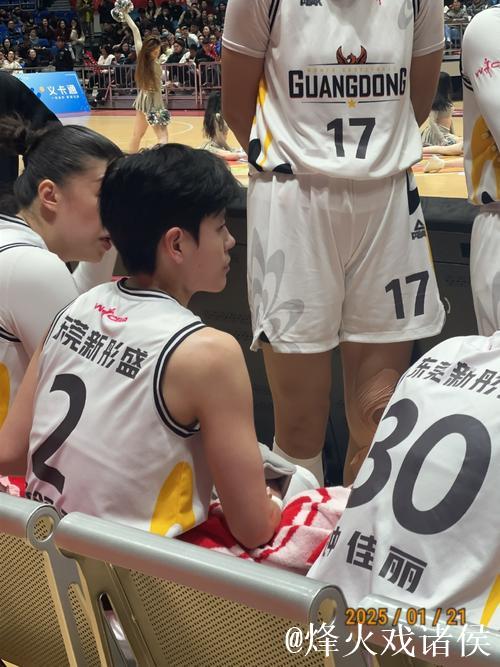 上海市学生篮球锦标赛激战，小嵩特莱赛挑战FMVP